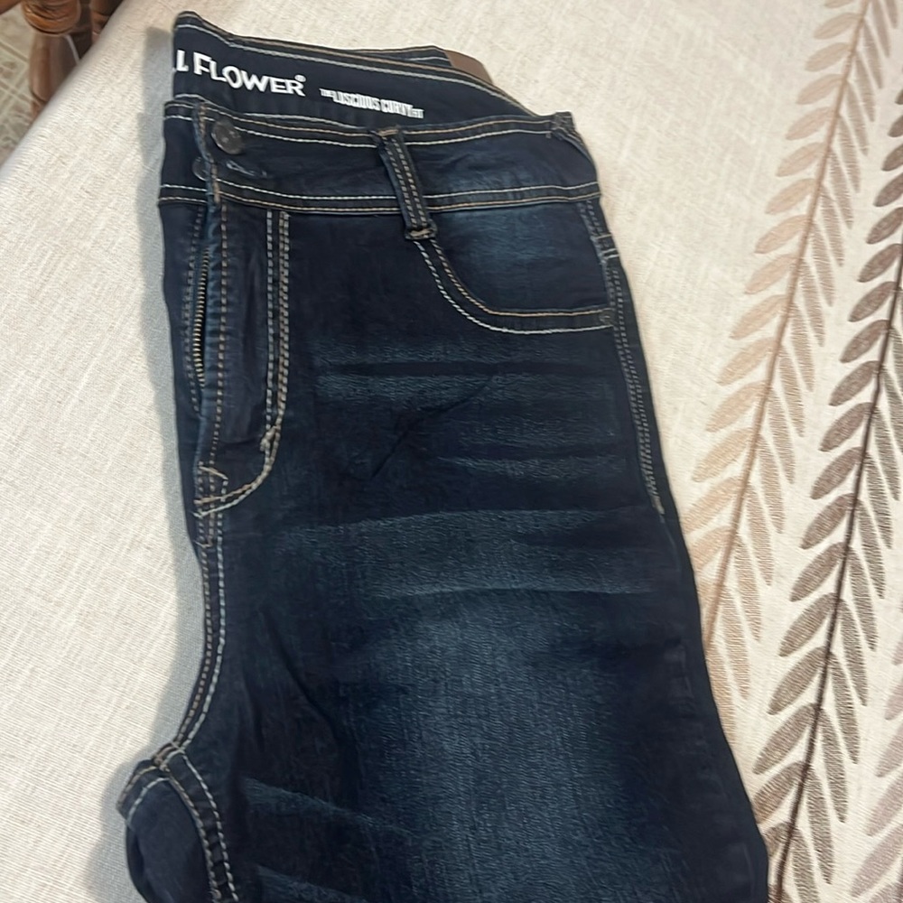 Women’s wallflower jeans